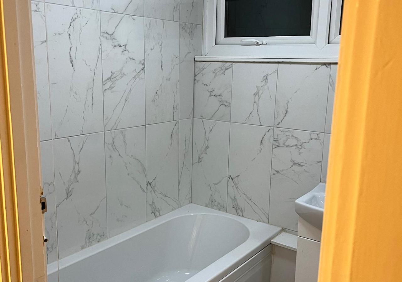 Lovely 2 Bedroom Apartment With Parking Space London Exterior photo